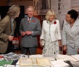 Rencontre avec Graca Machel à la Fondation Mandela à Johannesburg. Le prince Charles et son épouse Camilla Parker Bowles en visite en Afrique du Sud du 2 au 6 novembre 2011.