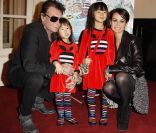 Johnny et Laeticia Hallyday accompagnaient leurs petites Jade et Joy à la première du spectacle  Lili Lampion  d'Amanda Sthers et Sinclair, le 6 novembre 2011 au Théâtre de Paris. Les fillettes ont déjà la panoplie de Lili !