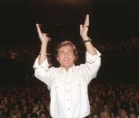 Frank Michael sur la scène de L'Olympia, à Paris, le 21 janvier 2001.