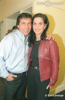 Frank Michael et sa fille Sandra dans les coulisses de L'Olympia, à Paris, le 21 janvier 2001.