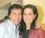 Frank Michael et sa fille Sandra dans les coulisses de L'Olympia, à Paris, le 21 janvier 2001.