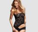 Elisabeth van Tergouw rigolarde, tire sur son petit haut pour HunkeMöller