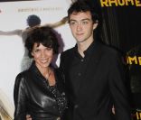 Elizabeth Bourgine et son fils Jules à l'avant-première de Rhum Express, le mardi 8 novembre 2011, à Paris.