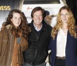 Hubert Auriol en compagnie de ses filles Jenna et Leslie à l'avant-première de Rhum Express, le mardi 8 novembre 2011, à Paris.