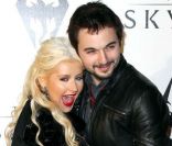 Christina Aguilera et Matt Rutler, plus proches que jamais, au lancement du jeu vidéo  The Elder Scrolls V : Skyrim , à Los Angeles, le 8 novembre 2011.