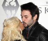 Un petit bisou pour la route : Christina Aguilera et Matt Rutler au lancement du jeu vidéo  The Elder Scrolls V : Skyrim , à Los Angeles, le 8 novembre 2011.