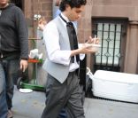  Le séduisant Penn Badgely sur le tournage de Gossip Girl  dans les rues de New York le 10 novembre 2011 