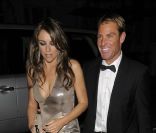 Elizabeth Hurley et son fiancé Shane Warne lors d'une soirée caritative londonienne, le 11 novembre 2011.