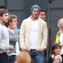 David et Victoria Beckham tendres et complices durant un match de leurs enfants