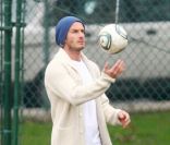 David Beckham s'interroge sur la signification de cette balle blanche et ronde le 12 novembre 2011 à Los Angeles