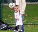 David Beckham et son fils Cruz qui semble avoir détecté la présence d'un photographe le 12 novembre 2011 à Los Angeles