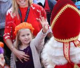 La princesse Maxima avec sa grande fille, Catharina-Amalia (7 ans), lors de l'accueil de Sinterklaas à Dordrecht, près de Rotterdam, samedi 12 novembre 2011.