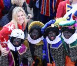 La princesse Maxima avec une brochette de Zwarte Pieten lors de l'arrivée de Sinterklaas à Dordrecht, près de Rotterdam, samedi 12 novembre 2011.