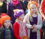 Les princesses des Pays-Bas Catharina-Amalia (7 ans), Ariane (6 ans) et Alexia (4 ans) étaient enchantées d'accueillir, sous le regard de leur mère la princesse Maxima, Sinterklaas à Dordrecht, près de Rotterdam, samedi 12 novembre 2011.
