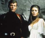 Roger Moore et Jane Seymour dans Vivre et laisser mourir.