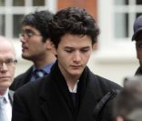 Charlie Gilmour se présente au tribunal, à Londres, le 10 février 2011.