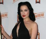 La très sexy Dita Von Teese présente sa création, My Cointreau Travel Essentials, à New York, le 15 novembre 2011<br />