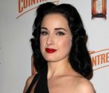 Dita Von Teese présente sa création, My Cointreau Travel Essentials, à New York, le 15 novembre 2011<br />