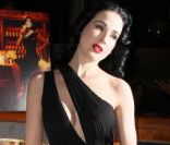 Dita Von Teese, sublime, présente sa création, My Cointreau Travel Essentials, à New York, le 15 novembre 2011<br />