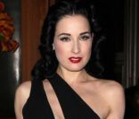 Dita Von Teese présente sa création, My Cointreau Travel Essentials, à New York, le 15 novembre 2011<br />