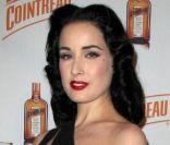 Dita Von Teese présente sa création, My Cointreau Travel Essentials, à New York, le 15 novembre 2011<br />