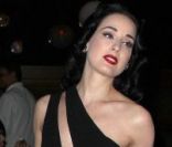 Dita Von Teese présente sa création, My Cointreau Travel Essentials, à New York, le 15 novembre 2011<br />