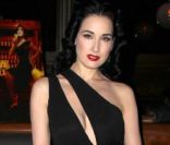 Dita Von Teese présente fièrement sa création, My Cointreau Travel Essentials, à New York, le 15 novembre 2011<br />