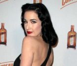 Dita Von Teese présente sa création, My Cointreau Travel Essentials, à New York, le 15 novembre 2011<br />