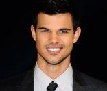 Taylor Lautner présente la première partie de Twilight : Révélation, à Londres le 16 novembre 2011.