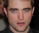 Robert Pattinson présente la première partie de Twilight : Révélation, à Londres, le 16 novembre 2011.