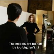 Carine Roitfeld visite l'atelier Chanel pour le documentaire <em>The Client</em>.<br />