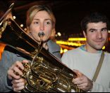 Coup d\'envoi de l\'opération Orchestres en fête, du 18 au 27 novembre  2011, dans toute la France. La marraine Julie Gayet essaye les instruments, à la Gare du Nord, à Paris. 17 novembre 2011<br />
