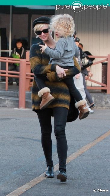 Ashlee Simpson et son fils Bronx Mowgli à Studio City, le samedi 19 novembre 2011.