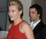 Kate Winslet et son petit ami Ned Abel Smith sort du restaurant L'Avenue, à Paris le 20 novembre.
