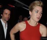Kate Winslet et Ned Abel Smith sort du restaurant L'Avenue, à Paris le 20 novembre.
