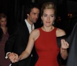 Kate Winslet, divine, et Ned Abel Smith sort du restaurant L\'Avenue, à Paris le 20 novembre.