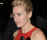 Kate Winslet sort du restaurant L\'Avenue, à Paris le 20 novembre.