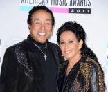 Smokey Robinson et sa compagne le 20 novembre 2011 à Los Angeles pour les American Music Awards