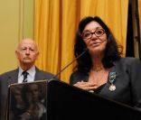 Remise de décoration d'Albina du Boisrouvray par Gilles Jacob, le 21 novembre 2011, à Paris.