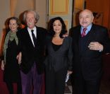 Remise de décoration d'Albina du Boisrouvray, le 21 novembre 2011, à Paris. Jean Rochefort, son épouse et Georges Kiejman. 