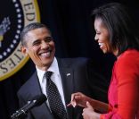 Michelle Obama fait une petite gaffe devant son époux Barack Obama, Einsenhower Building à Washington, le 21 novembre 2011.