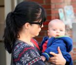 Selma Blair, Jason Bleick et leur bébé Arthur en balade le 23 novembre 2011 à Los Angeles