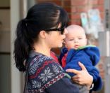 Selma Blair, Jason Bleick et leur bébé Arthur en balade le 23 novembre 2011 à Los Angeles