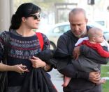 Selma Blair, Jason Bleick et leur bébé Arthur en balade le 23 novembre 2011 à Los Angeles