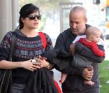 Selma Blair, Jason Bleick et leur bébé Arthur en balade le 23 novembre 2011 à Los Angeles