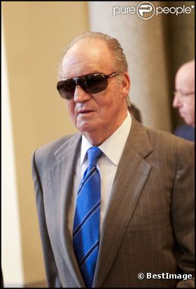 Le roi Juan Carlos et ses lunettes de soleil lors de la remise des médailles d'or des Beaux-Arts au ministère de la Culture, à Madrid, le 24 novembre 2011