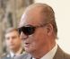 Le roi Juan Carlos et ses lunettes de soleil lors de la remise des médailles d'or des Beaux-Arts au ministère de la Culture, à Madrid, le 24 novembre 2011