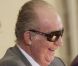 Le roi Juan Carlos et ses lunettes de soleil lors de la remise des médailles d'or des Beaux-Arts au ministère de la Culture, à Madrid, le 24 novembre 2011