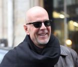 Bruce Willis en pleine séance shopping avec ses filles le 25 novembre 2011 à Paris
