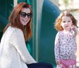 Rien ne pouvait altérer la bonne humeur d'Alyson Hannigan, même pas les photographes que sa fille Satyana remarque lors d'une après midi au parc. Los Angeles, le 25 novembre 2011.